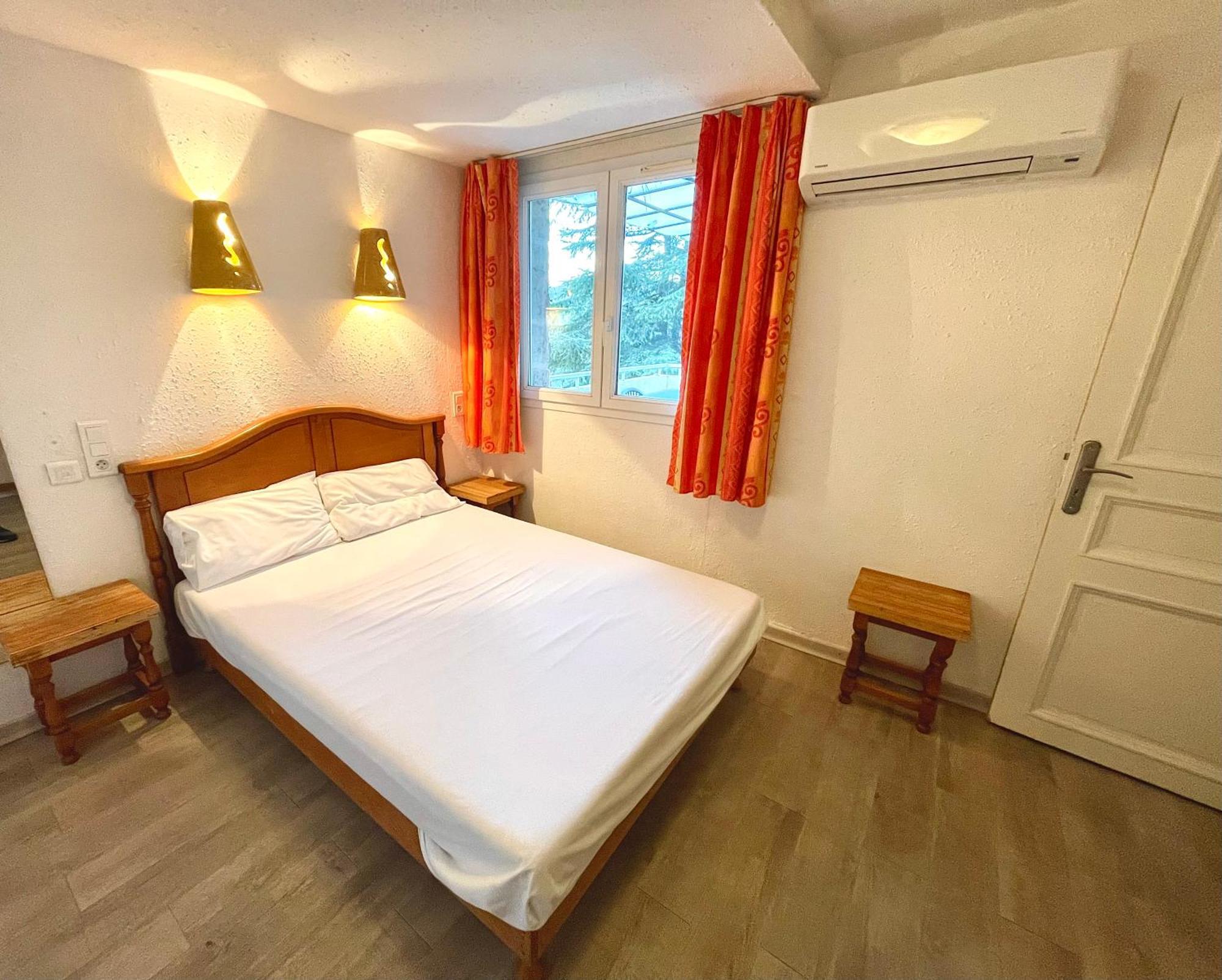 Apart'Hotel Les 4 Sources Corbés Екстериор снимка
